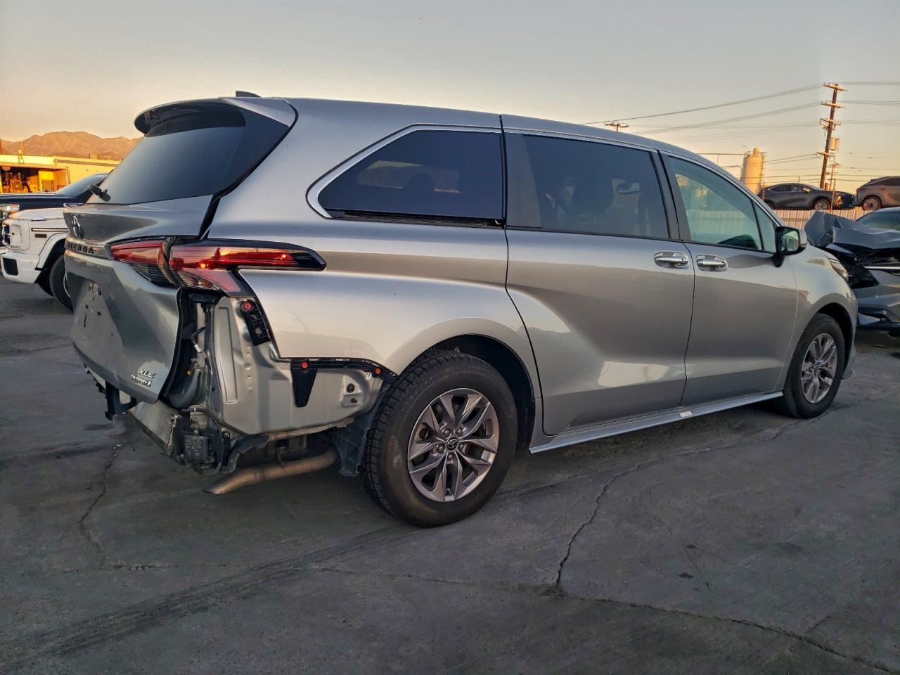 2022 TOYOTA SIENNA XLE photo 3
