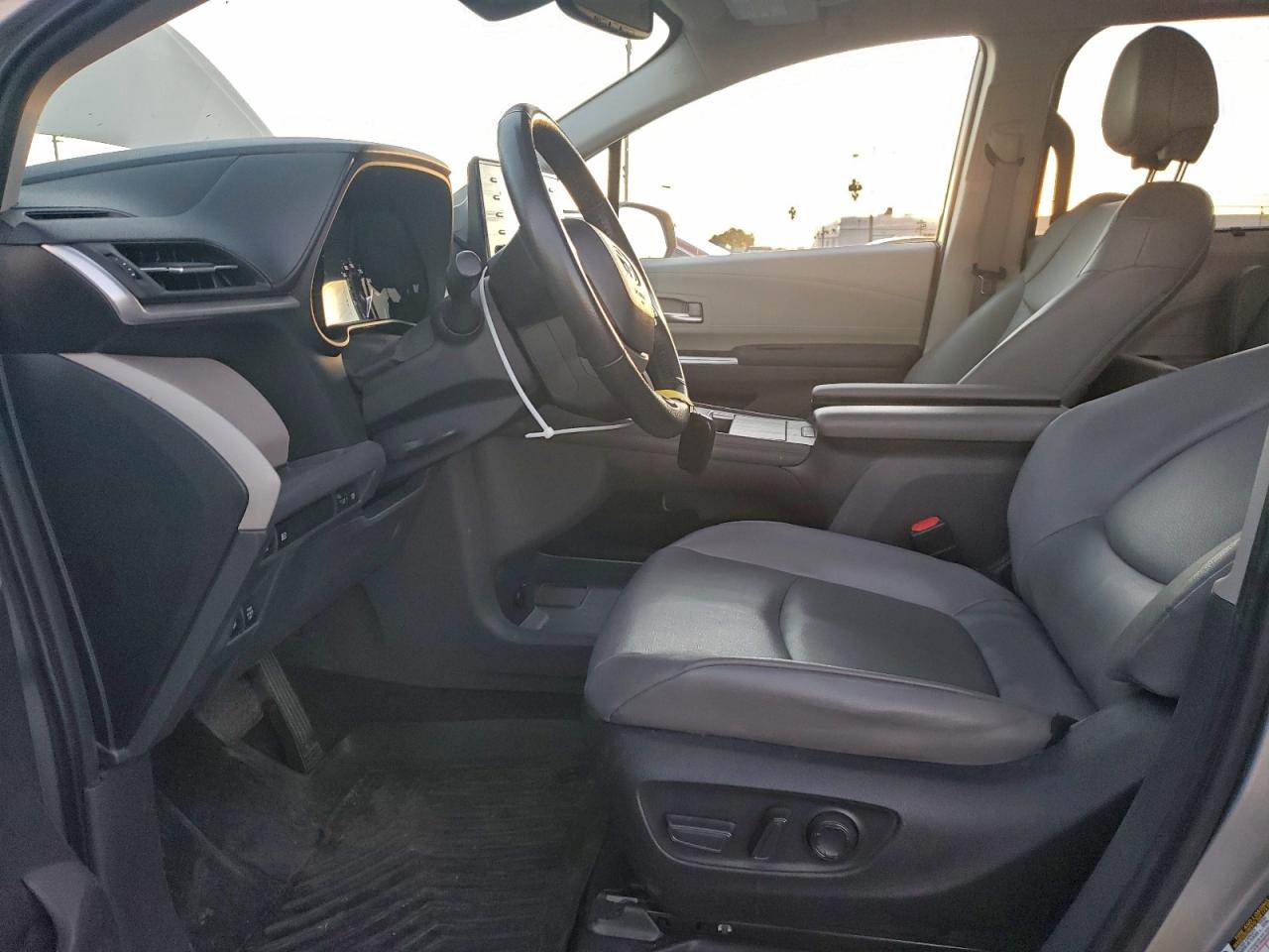 2022 TOYOTA SIENNA XLE photo 7