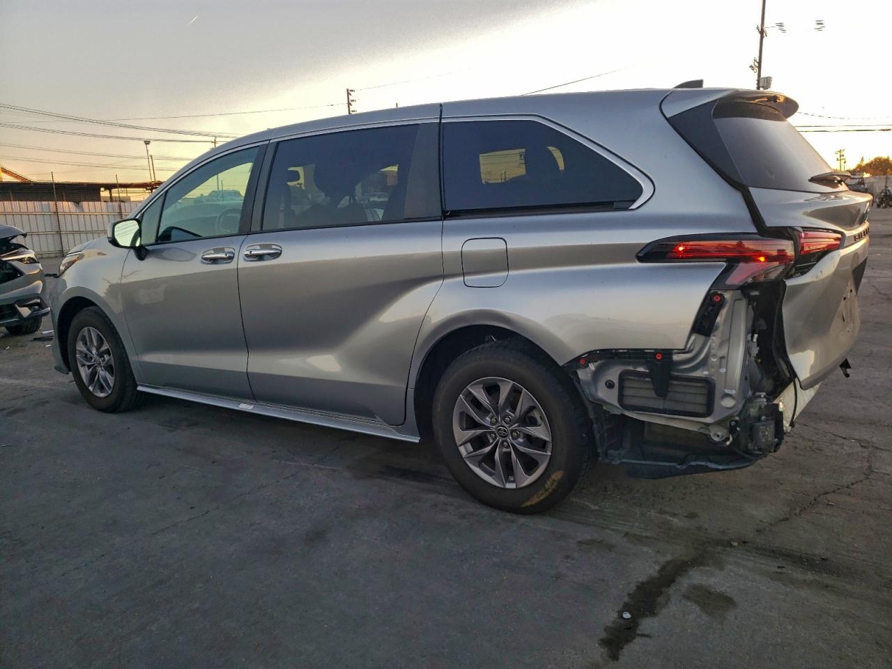 2022 TOYOTA SIENNA XLE photo 2