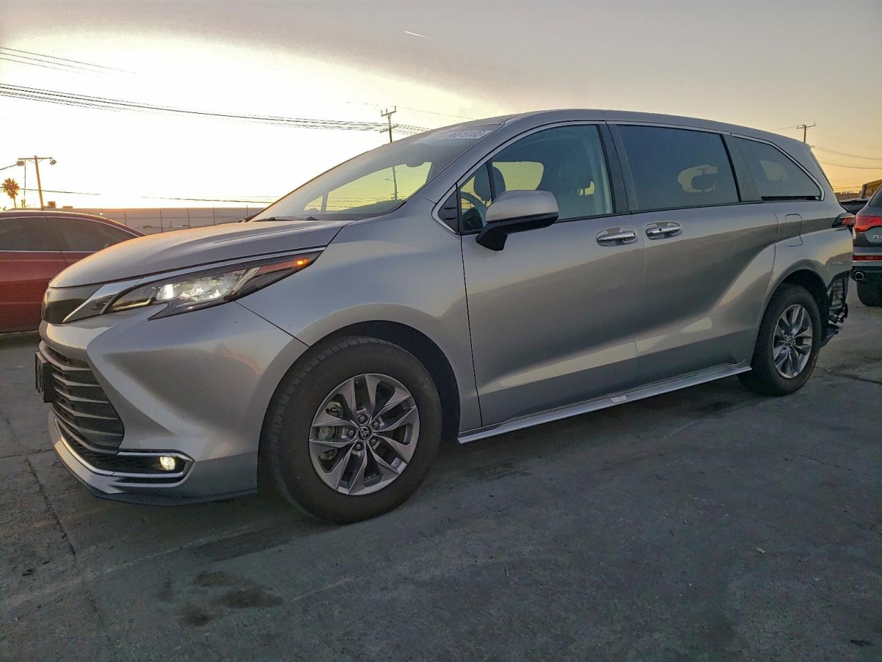 2022 TOYOTA SIENNA XLE — REAR END damage — photo 1