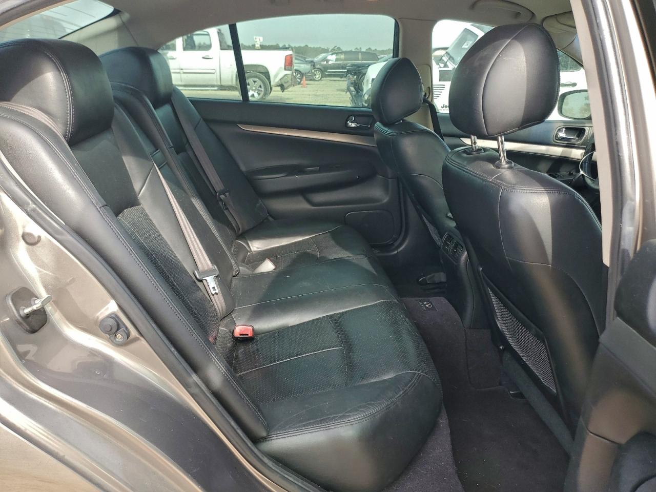 2011 INFINITI G37 BASE photo 19