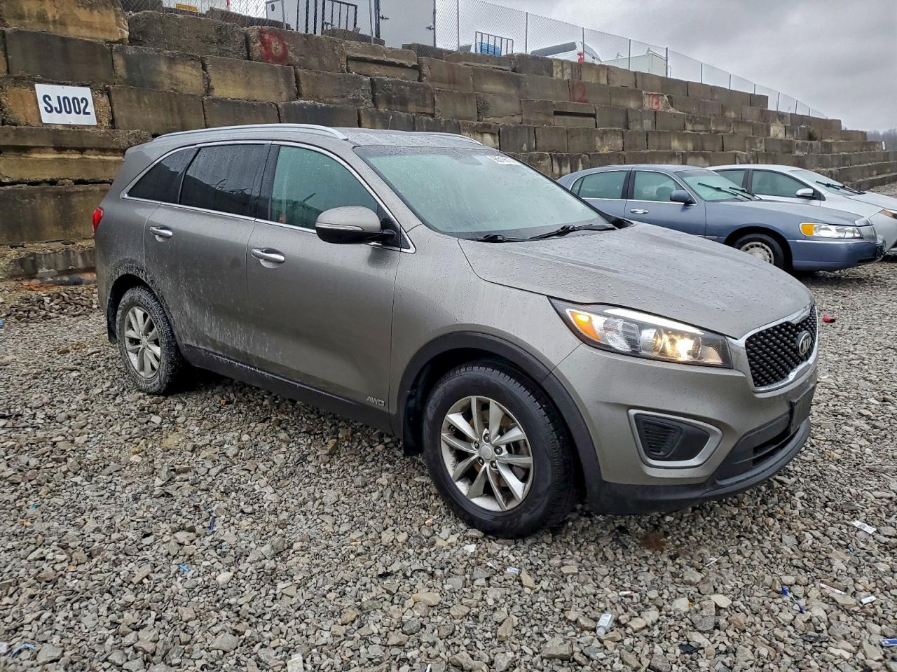 2016 KIA SORENTO LX photo 4
