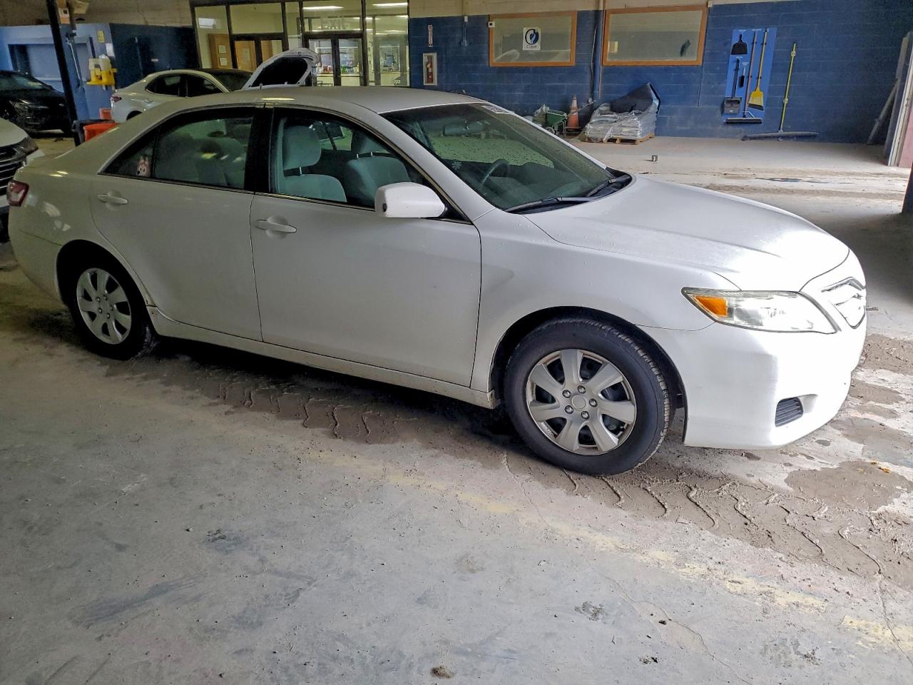 2010 TOYOTA CAMRY BASE photo 4