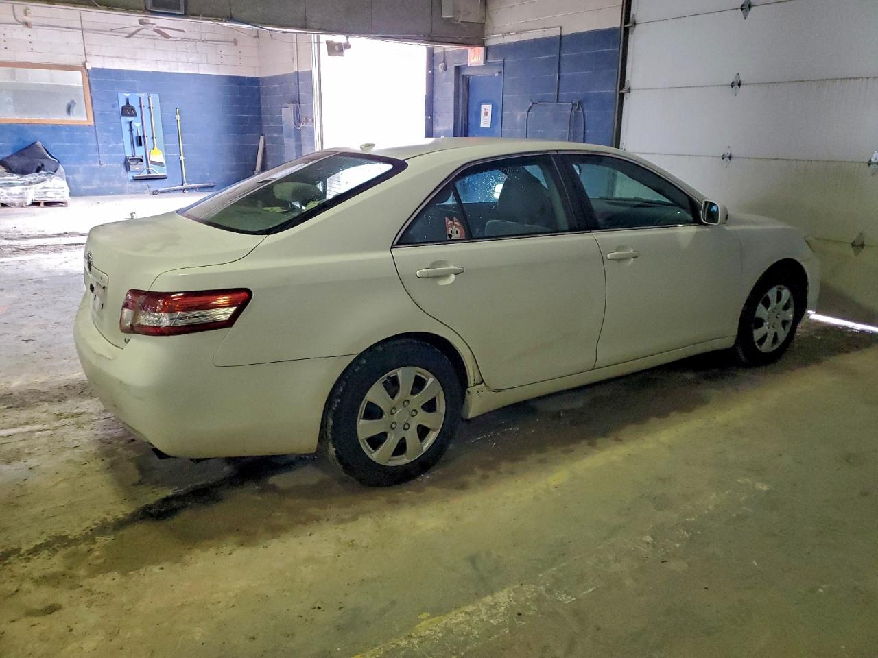 2010 TOYOTA CAMRY BASE photo 3