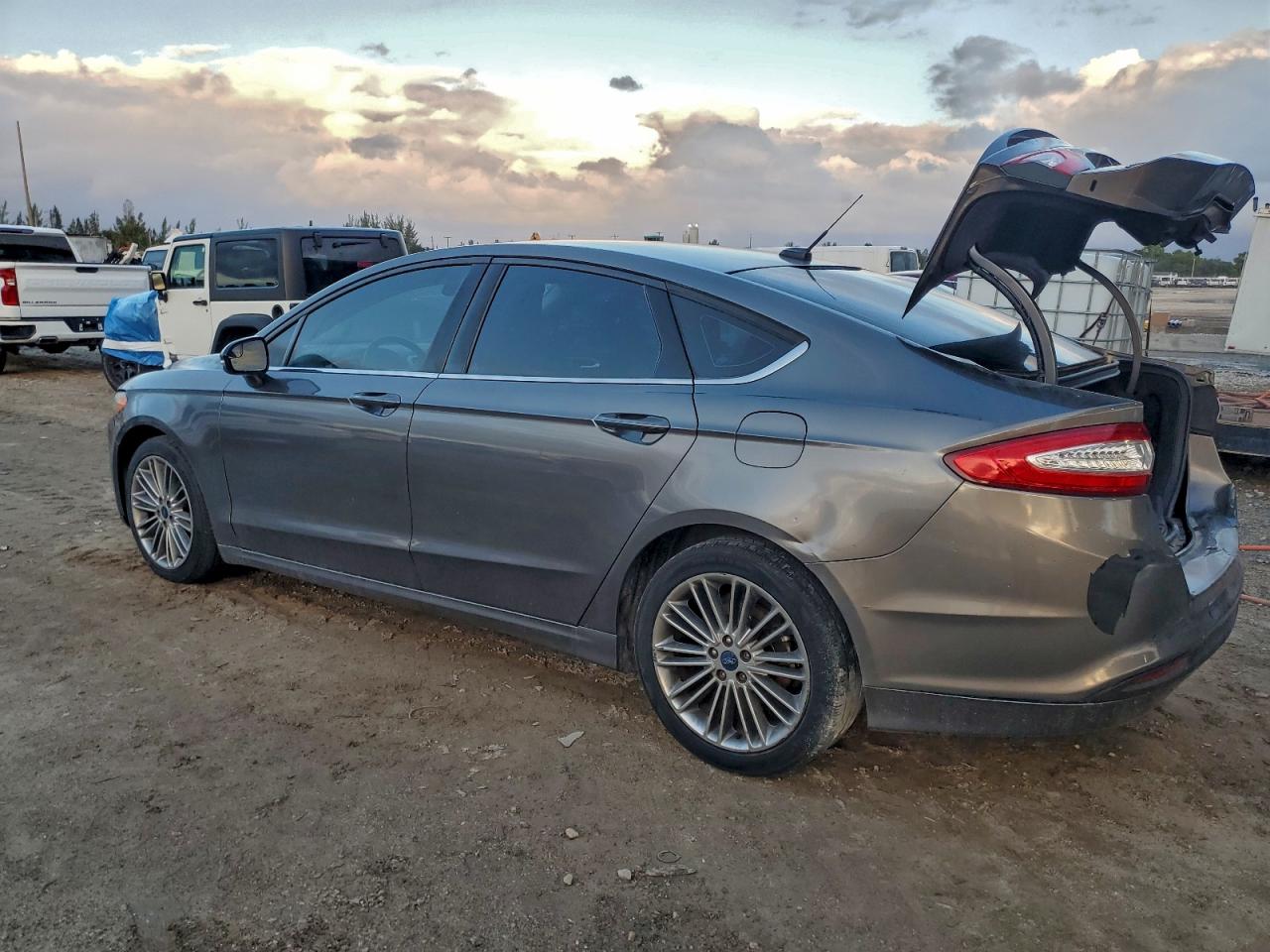 2014 FORD FUSION SE photo 2