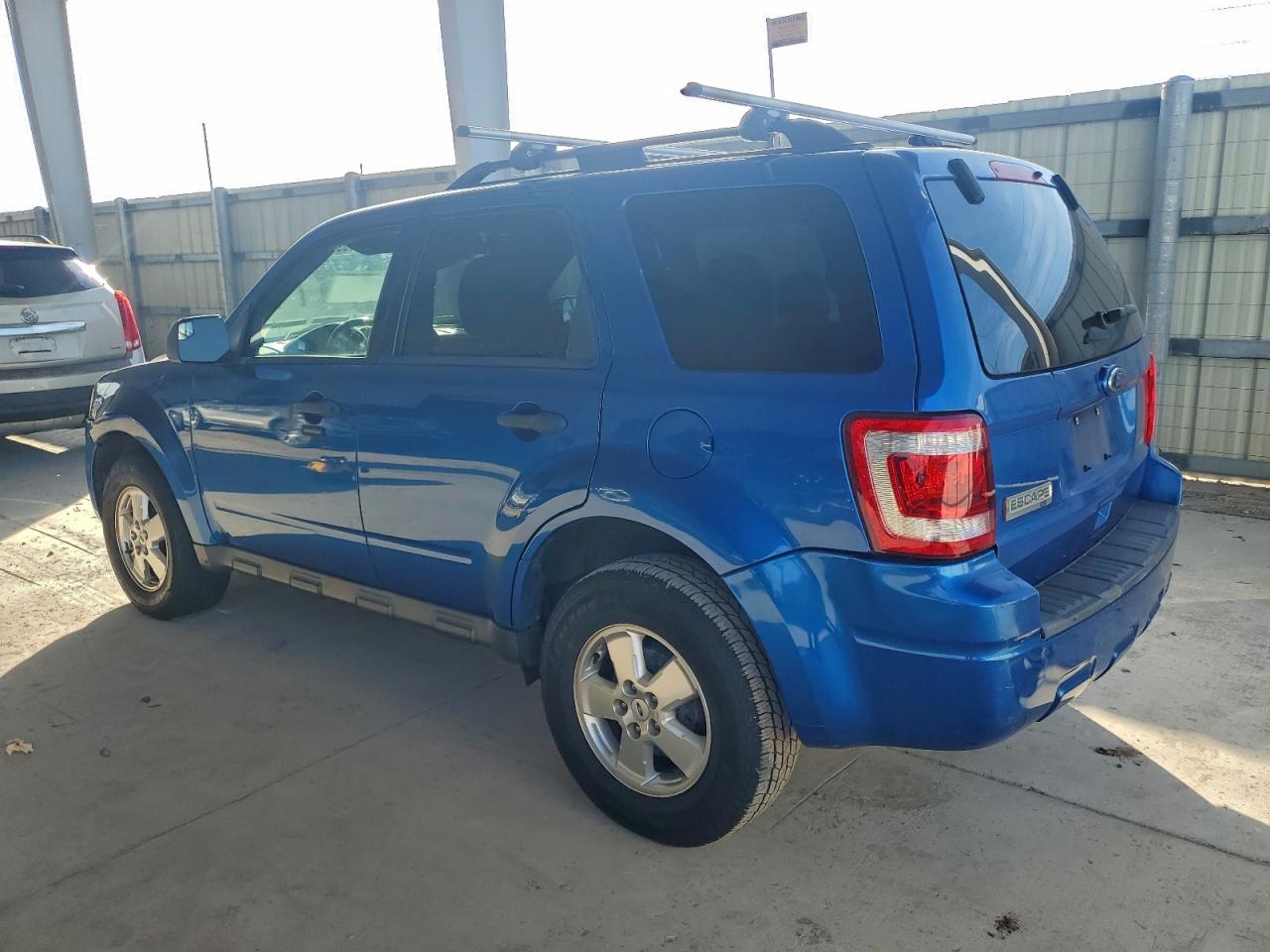 2011 FORD ESCAPE XLT photo 2