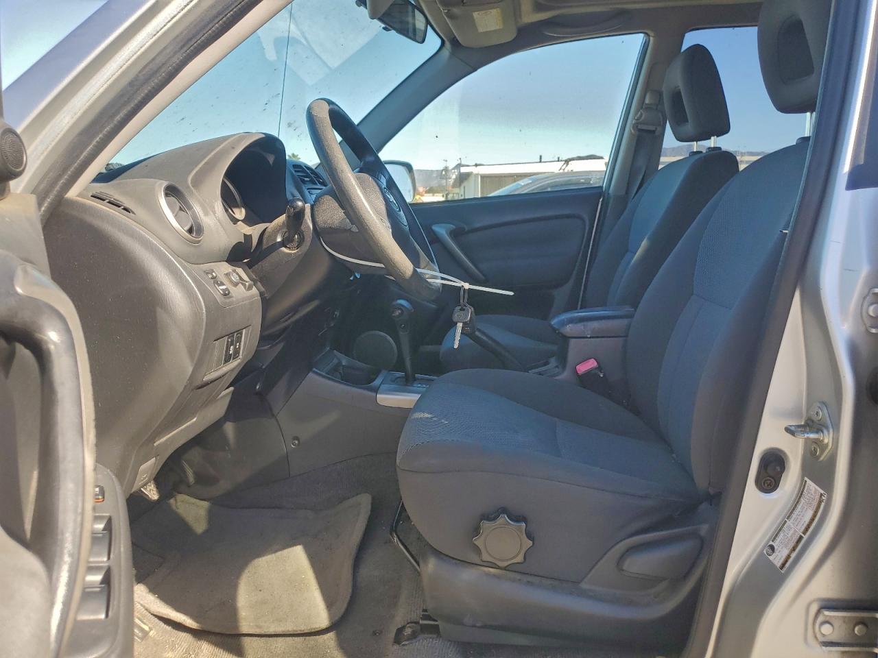 2004 TOYOTA RAV4 photo 13