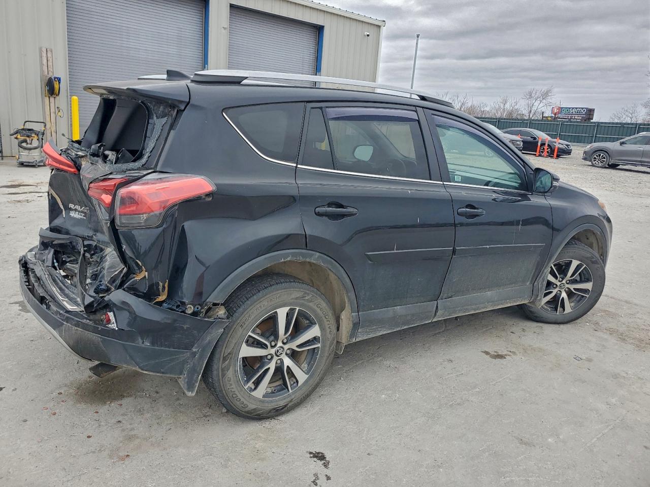 2017 TOYOTA RAV4 XLE photo 3