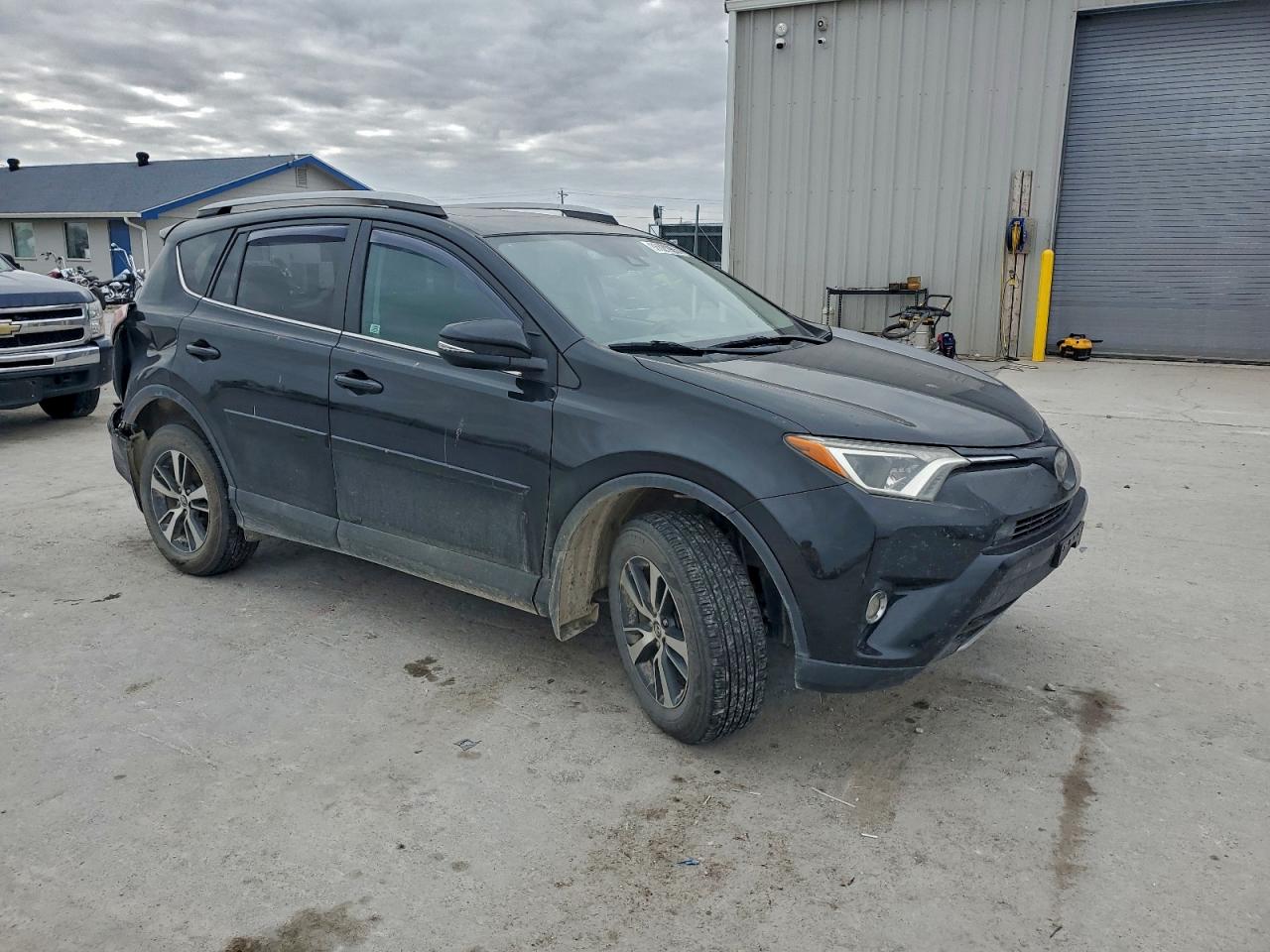 2017 TOYOTA RAV4 XLE photo 4