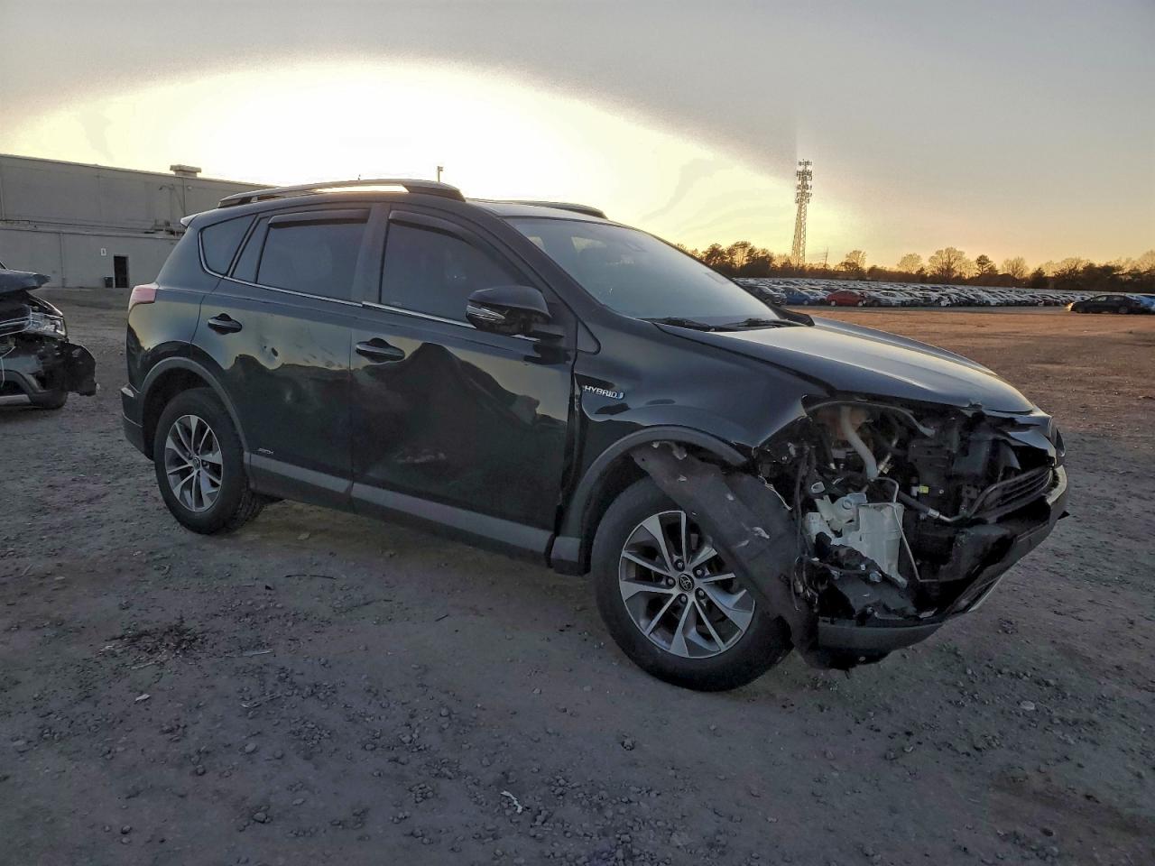 2018 TOYOTA RAV4 HV LE photo 4