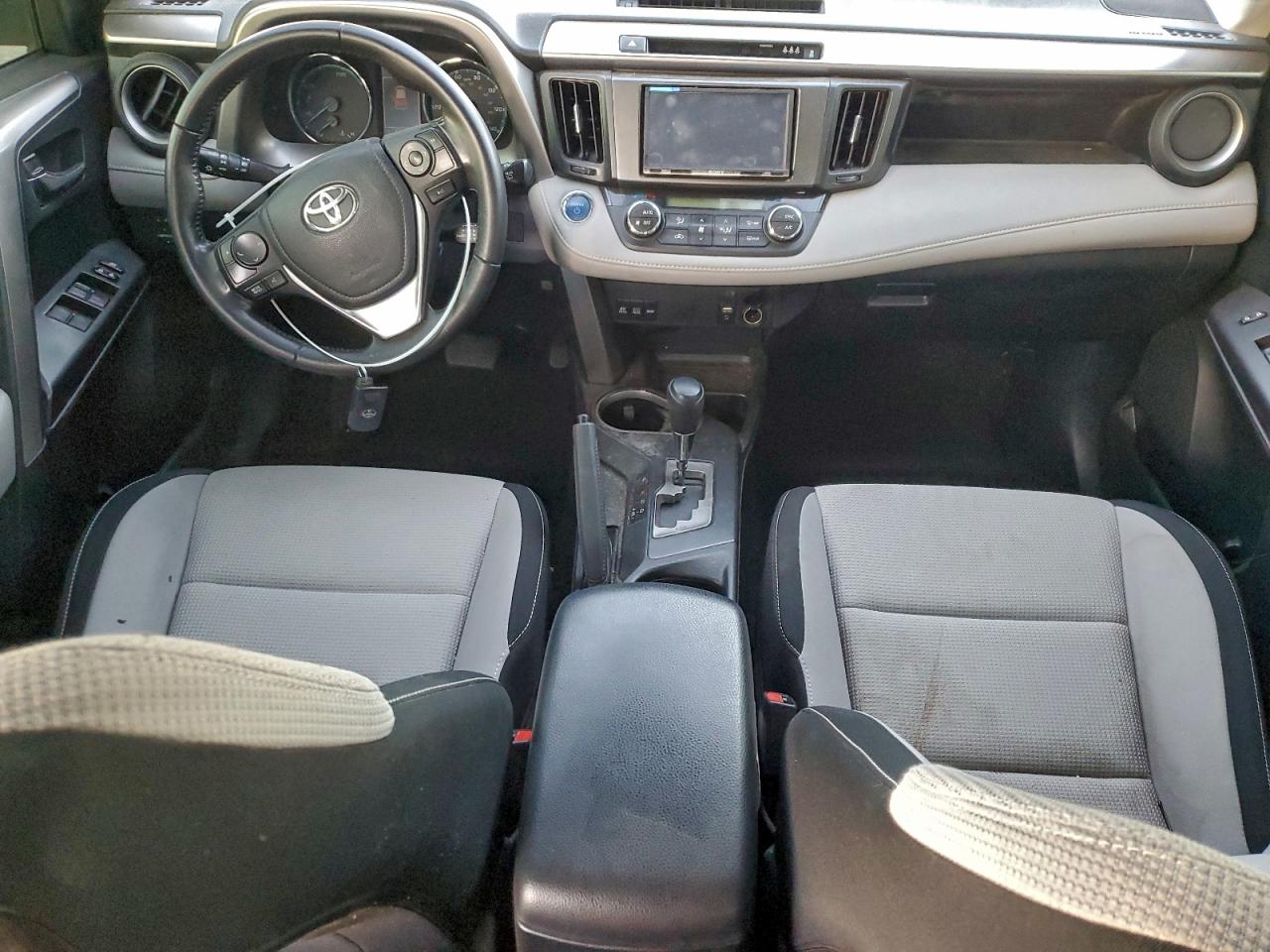 2018 TOYOTA RAV4 HV LE photo 8
