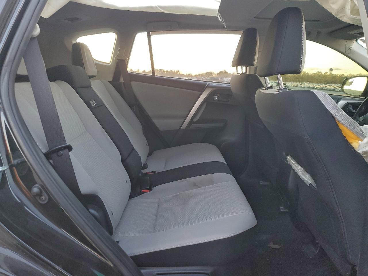 2018 TOYOTA RAV4 HV LE photo 11