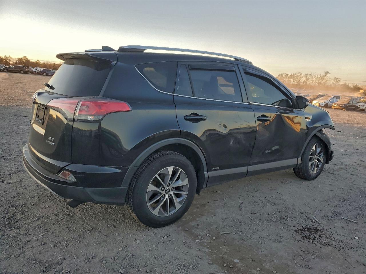 2018 TOYOTA RAV4 HV LE photo 3