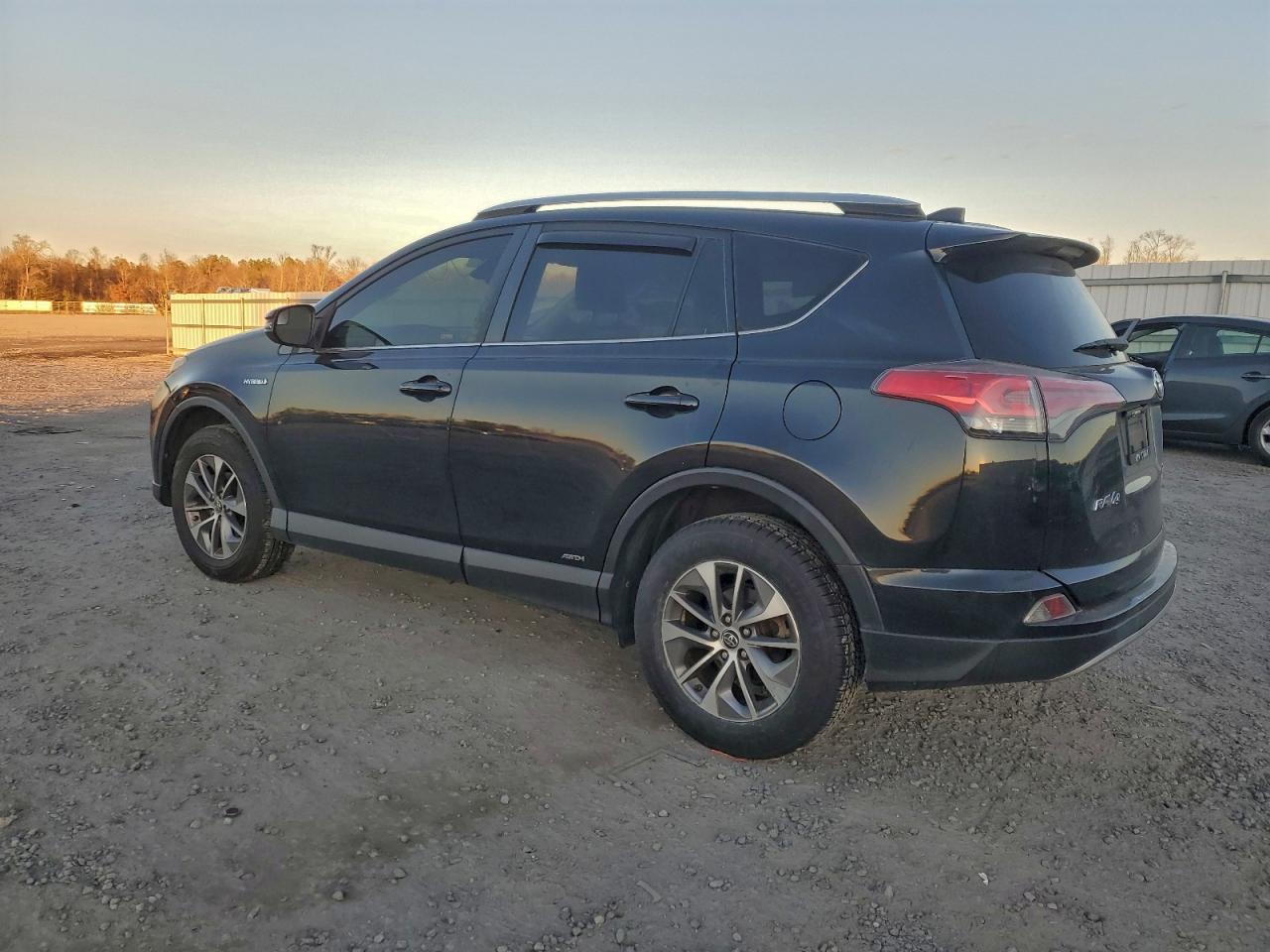 2018 TOYOTA RAV4 HV LE photo 2