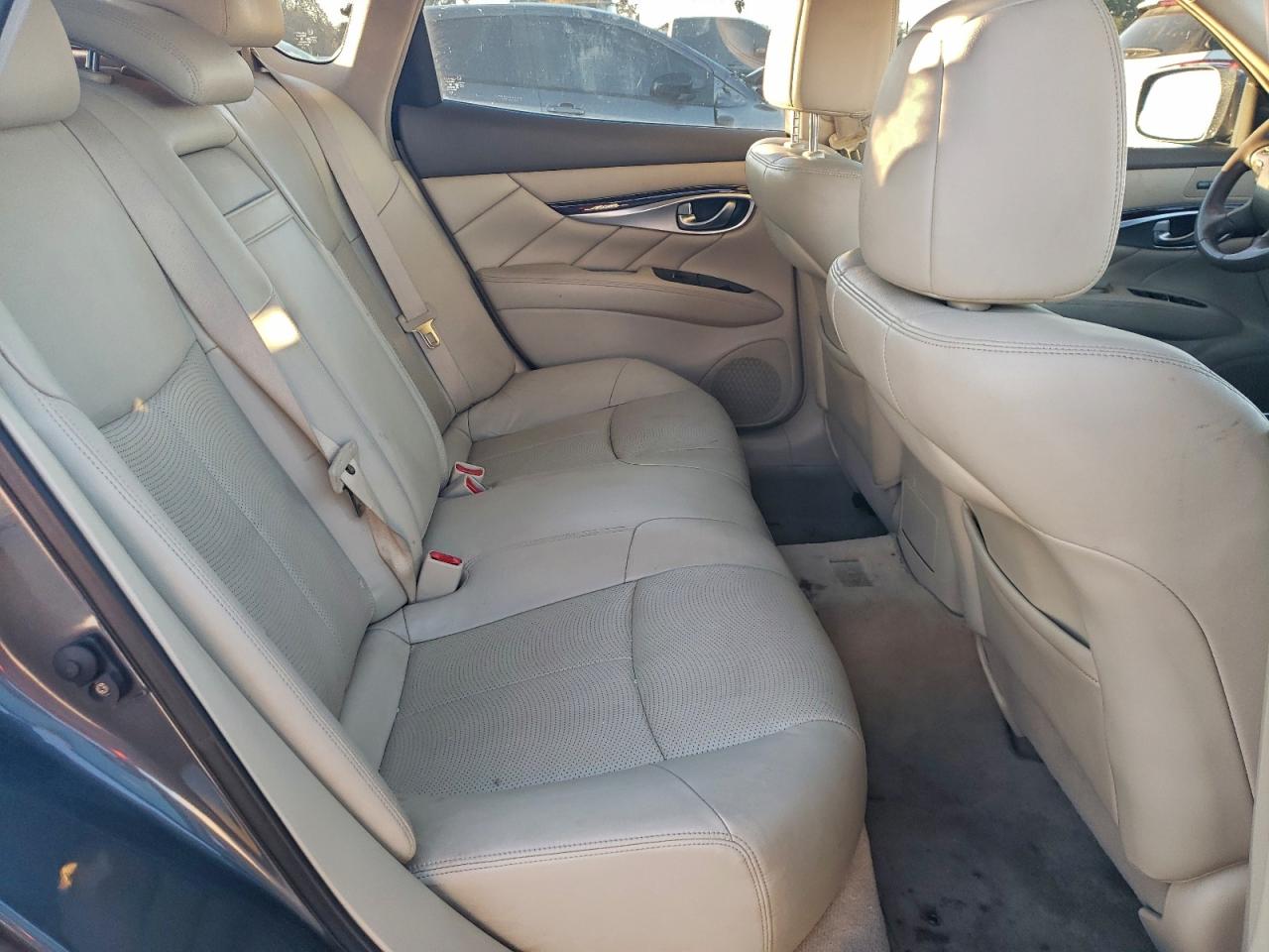 2011 INFINITI M37 photo 10