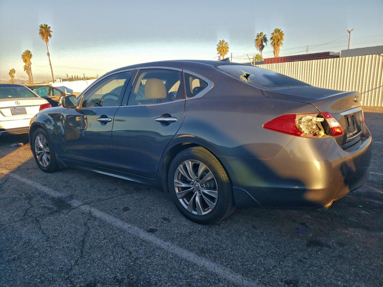 2011 INFINITI M37 photo 2