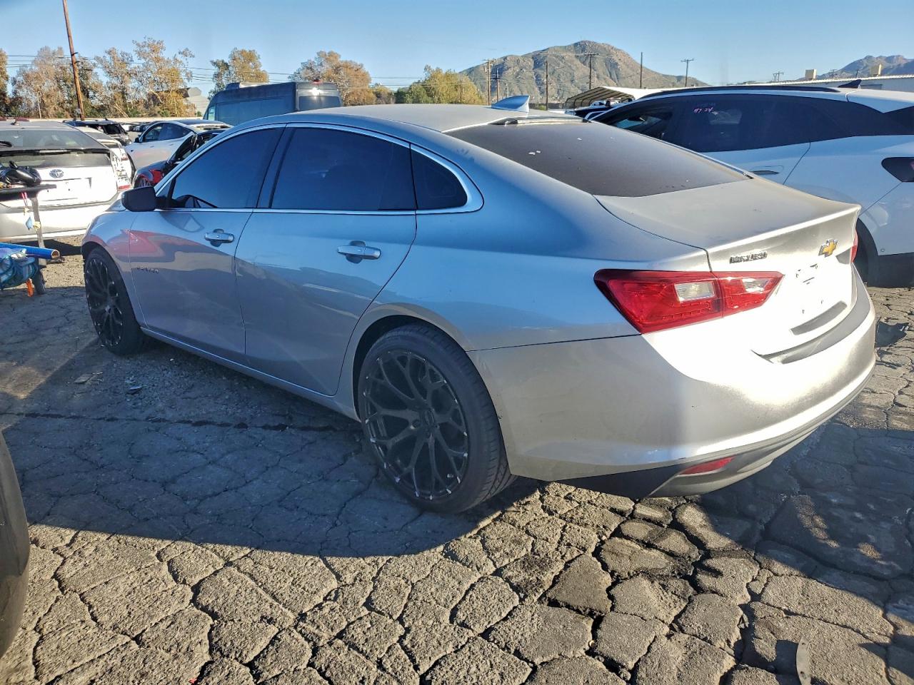 2018 CHEVROLET MALIBU LT photo 2