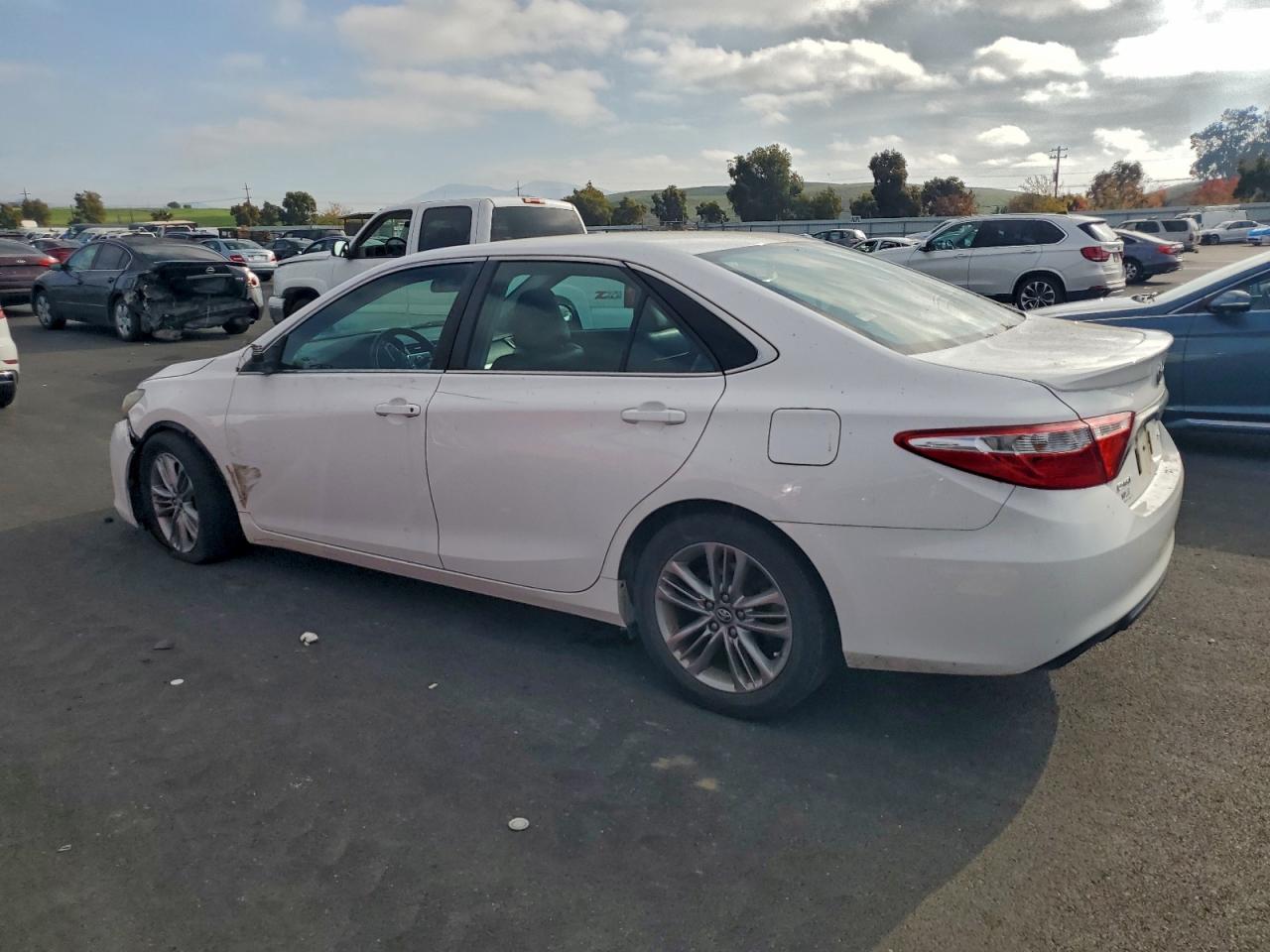 2016 TOYOTA CAMRY LE photo 2