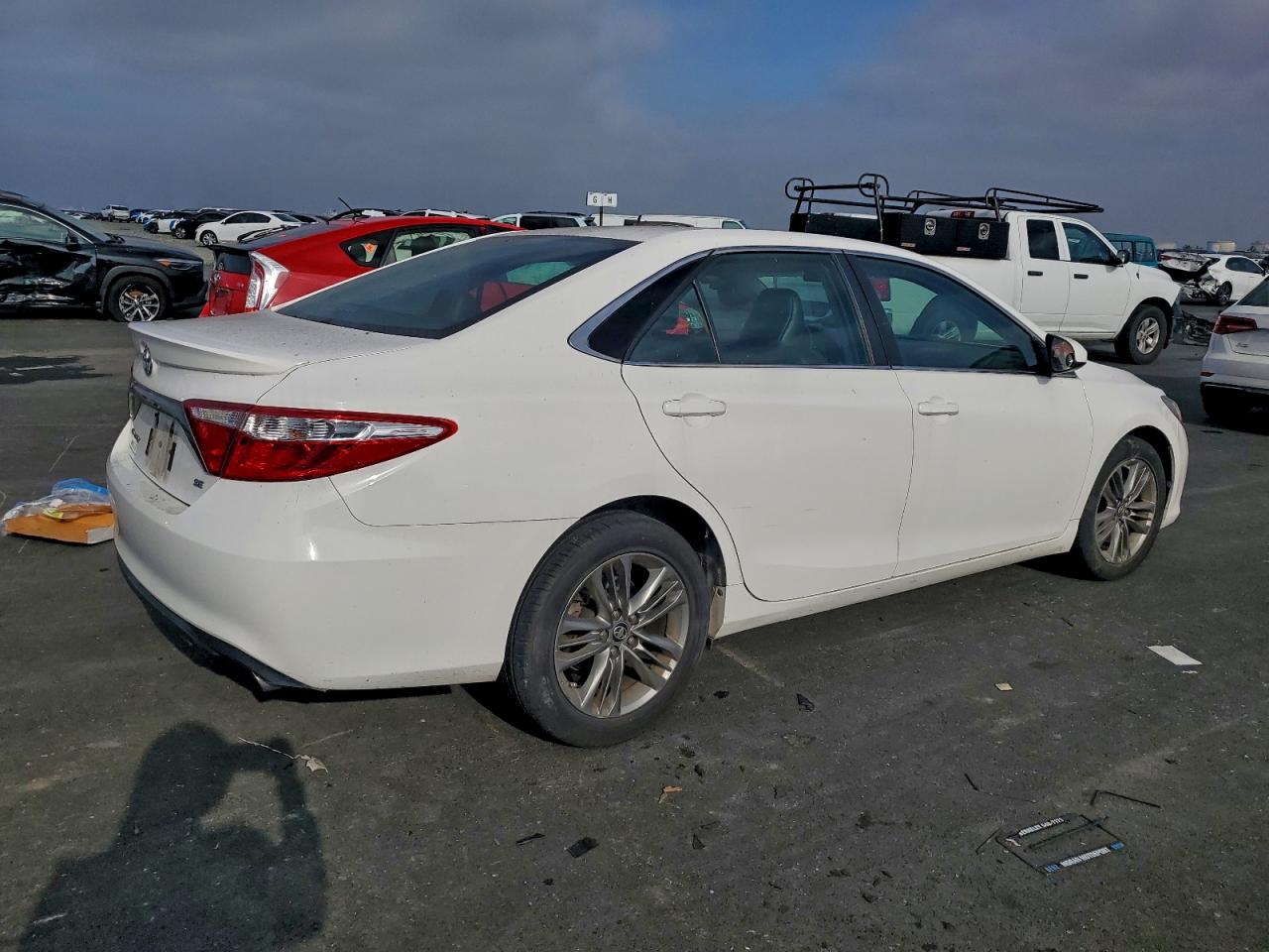 2016 TOYOTA CAMRY LE photo 3
