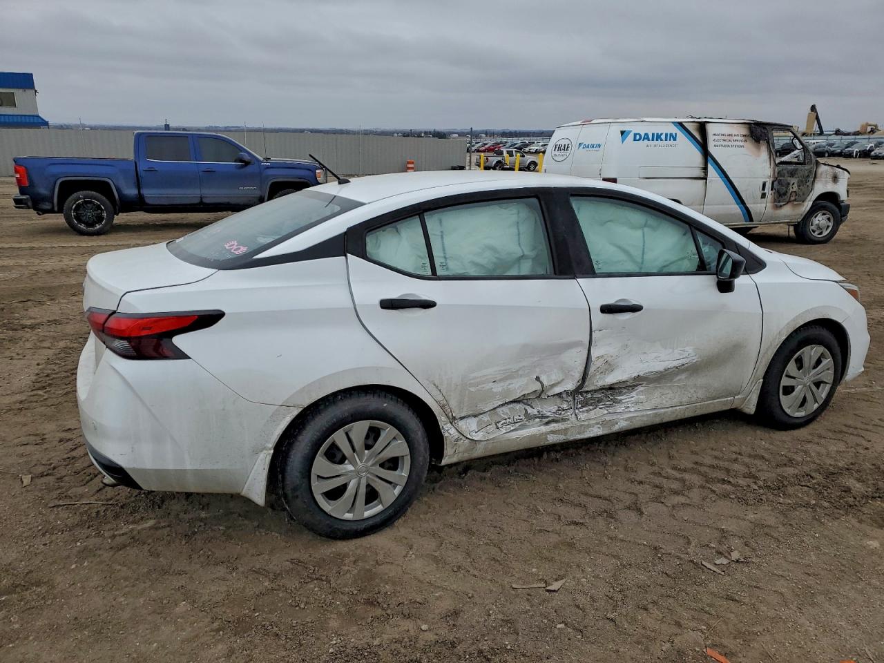 2020 NISSAN VERSA S photo 3