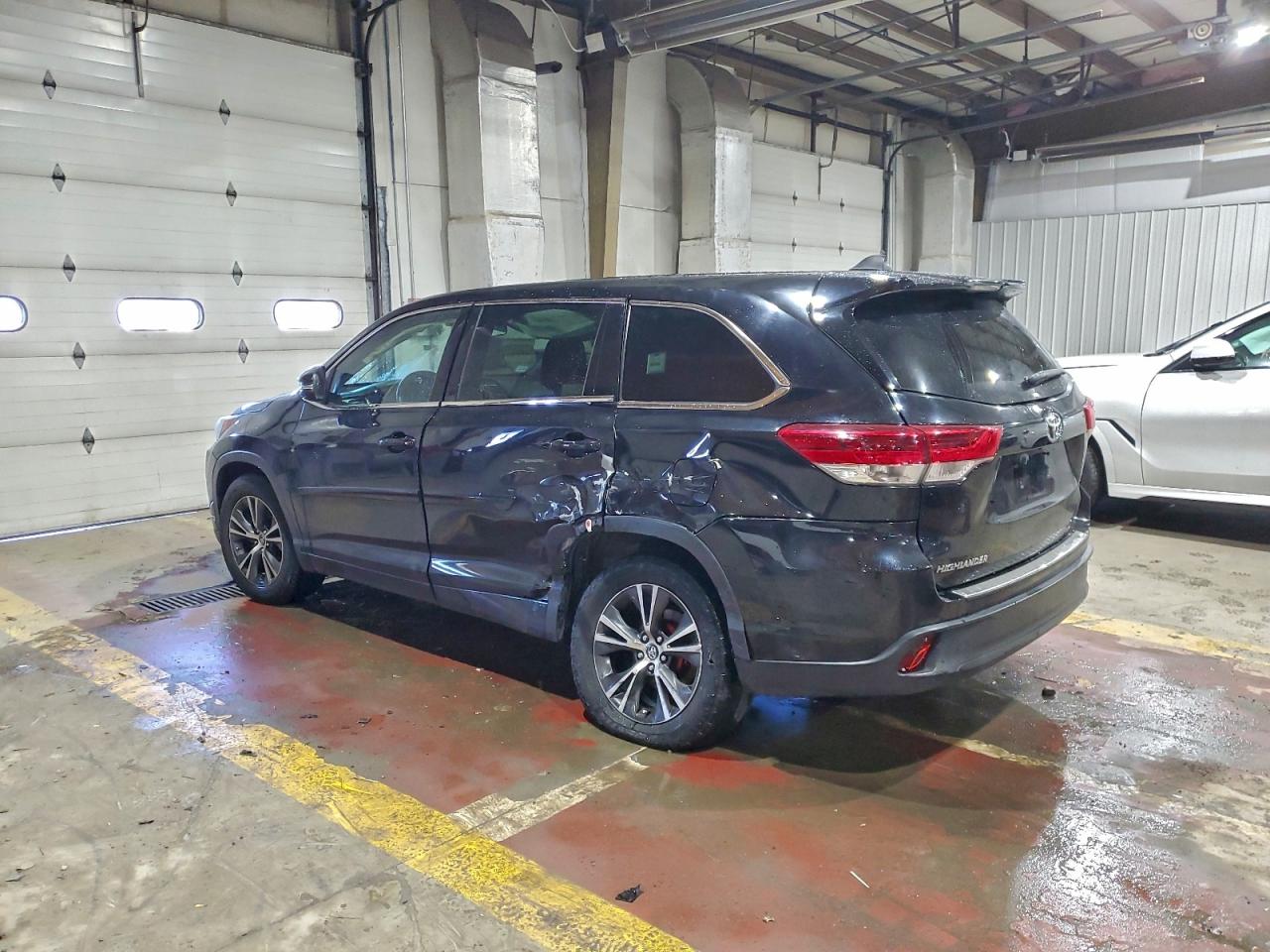 2017 TOYOTA HIGHLANDER LE photo 2
