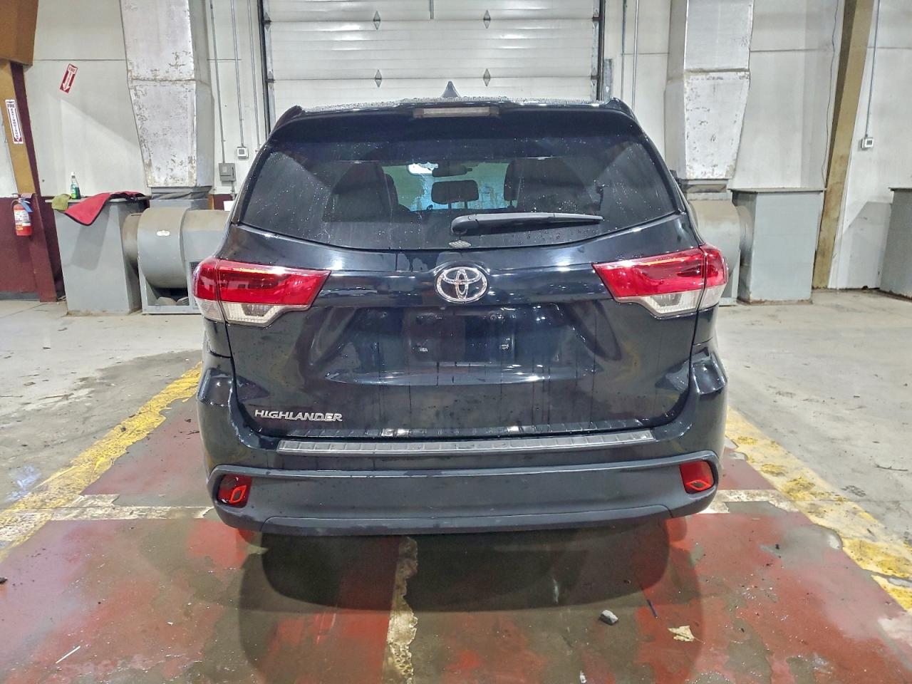 2017 TOYOTA HIGHLANDER LE photo 6