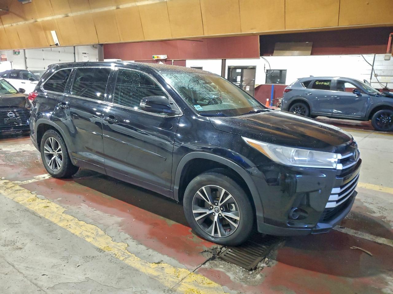 2017 TOYOTA HIGHLANDER LE photo 4