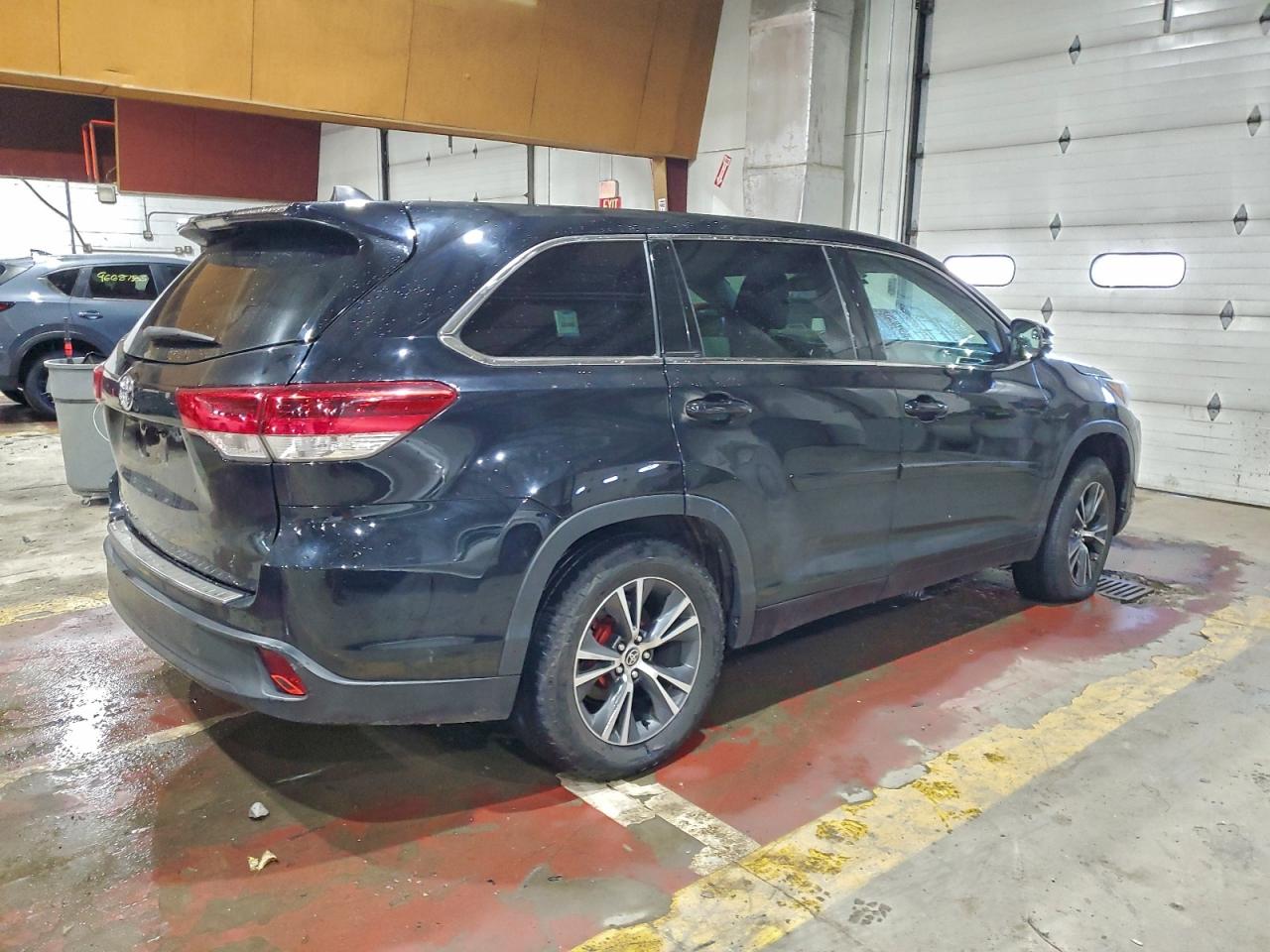2017 TOYOTA HIGHLANDER LE photo 3