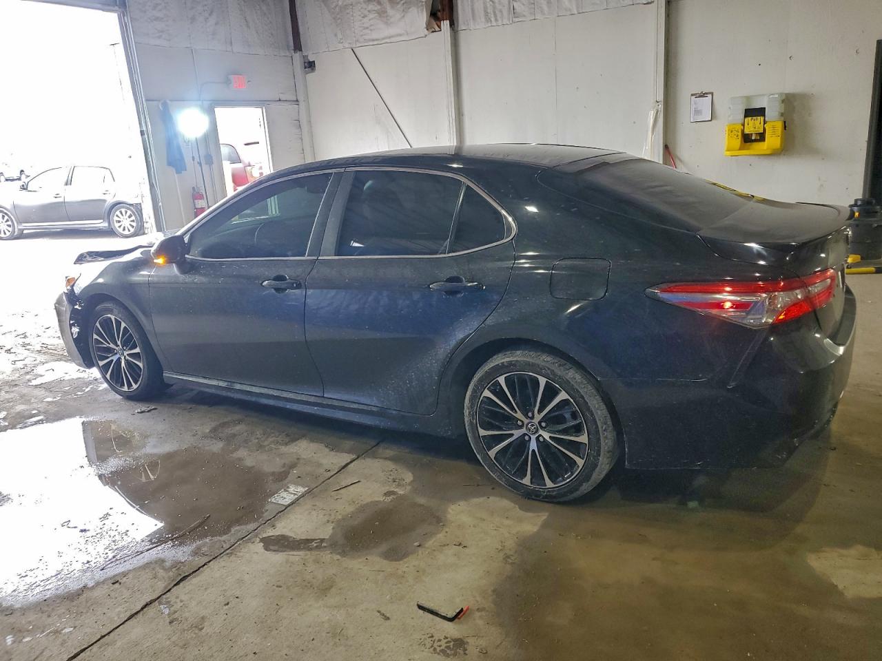 2018 TOYOTA CAMRY L photo 3