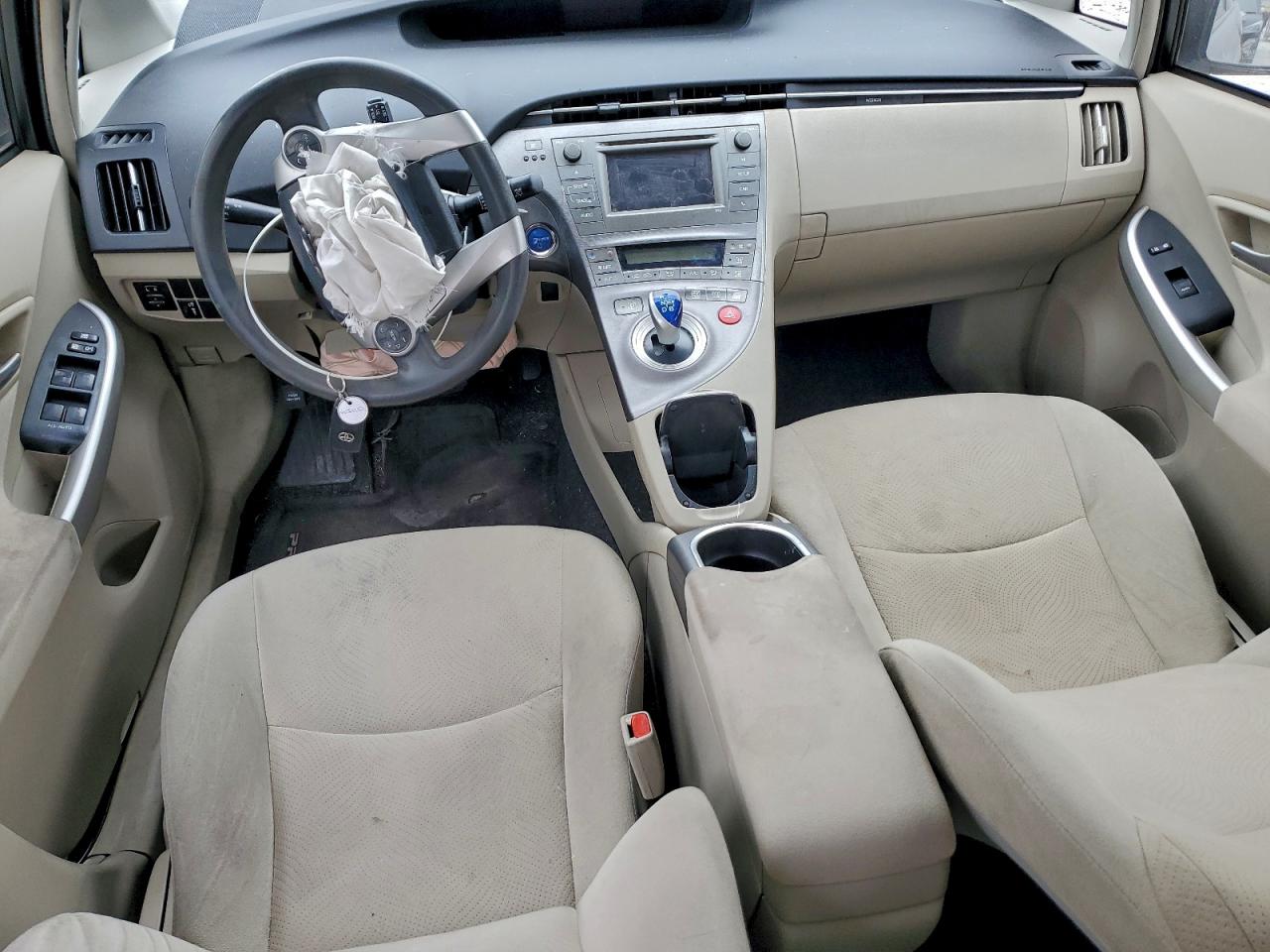 2015 TOYOTA PRIUS photo 8