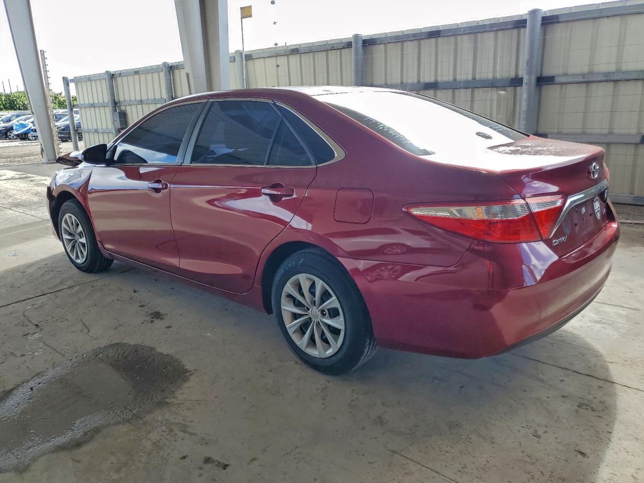 2015 TOYOTA CAMRY LE photo 2