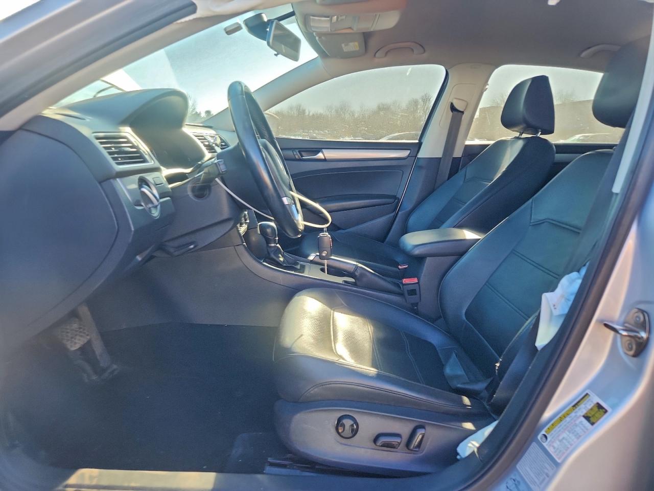 2015 VOLKSWAGEN PASSAT S photo 7