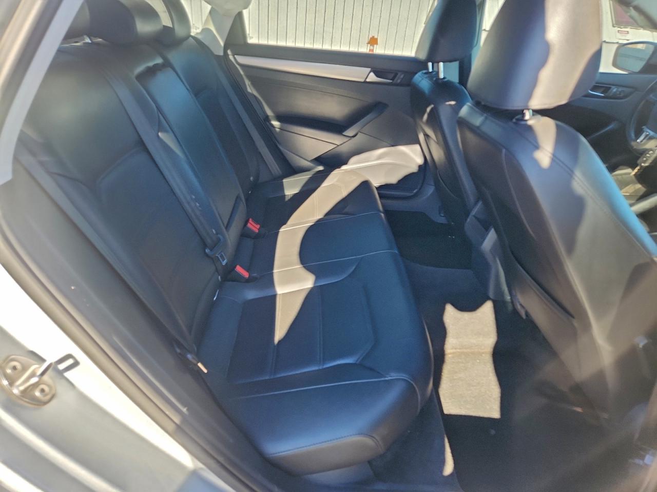 2015 VOLKSWAGEN PASSAT S photo 10