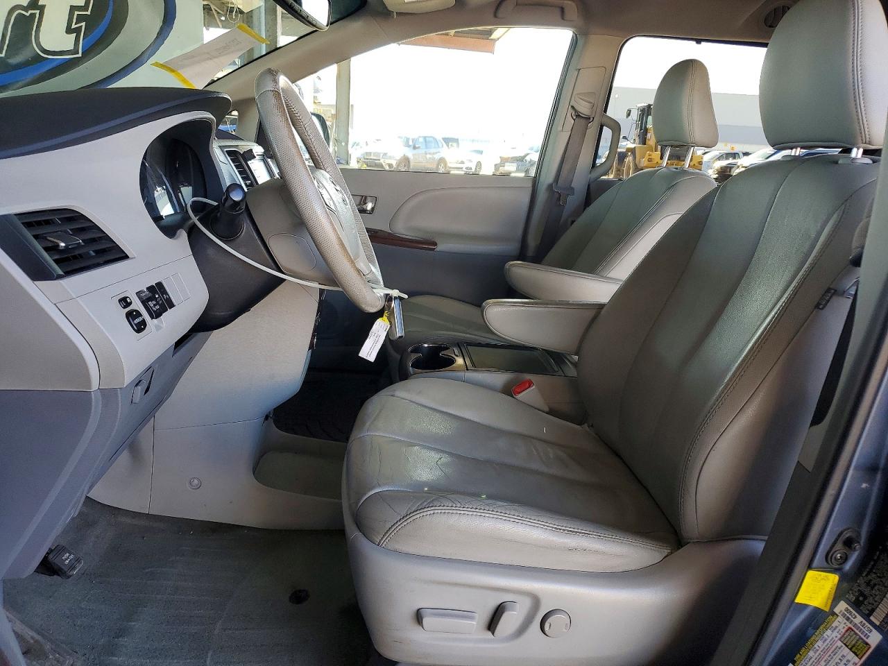 2013 TOYOTA SIENNA XLE photo 13