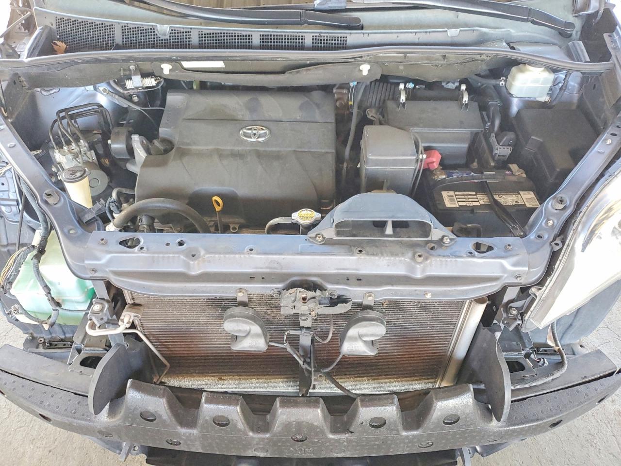 2013 TOYOTA SIENNA XLE photo 23