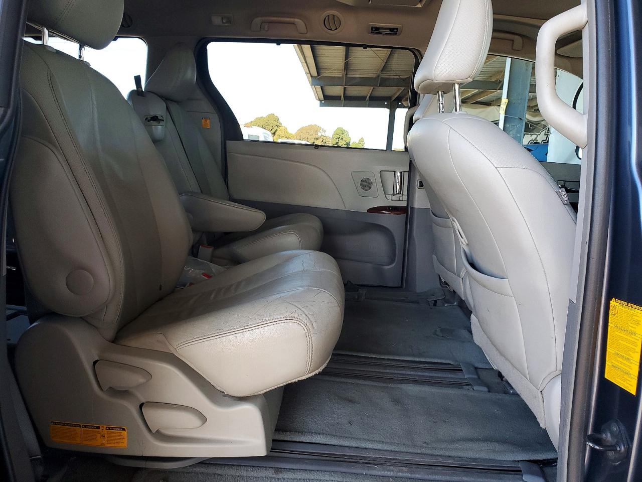 2013 TOYOTA SIENNA XLE photo 21