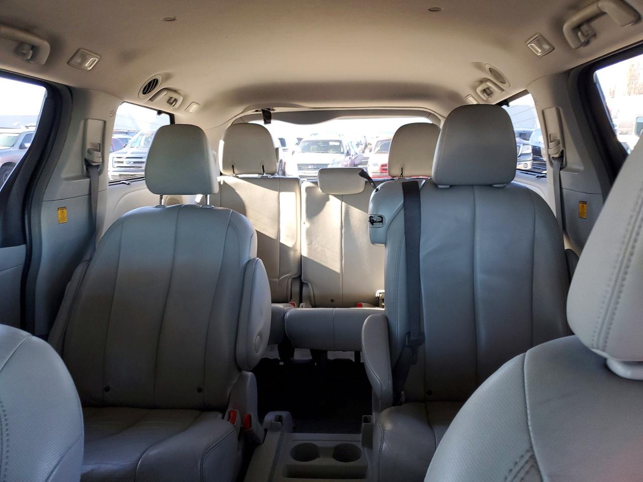 2013 TOYOTA SIENNA XLE photo 19