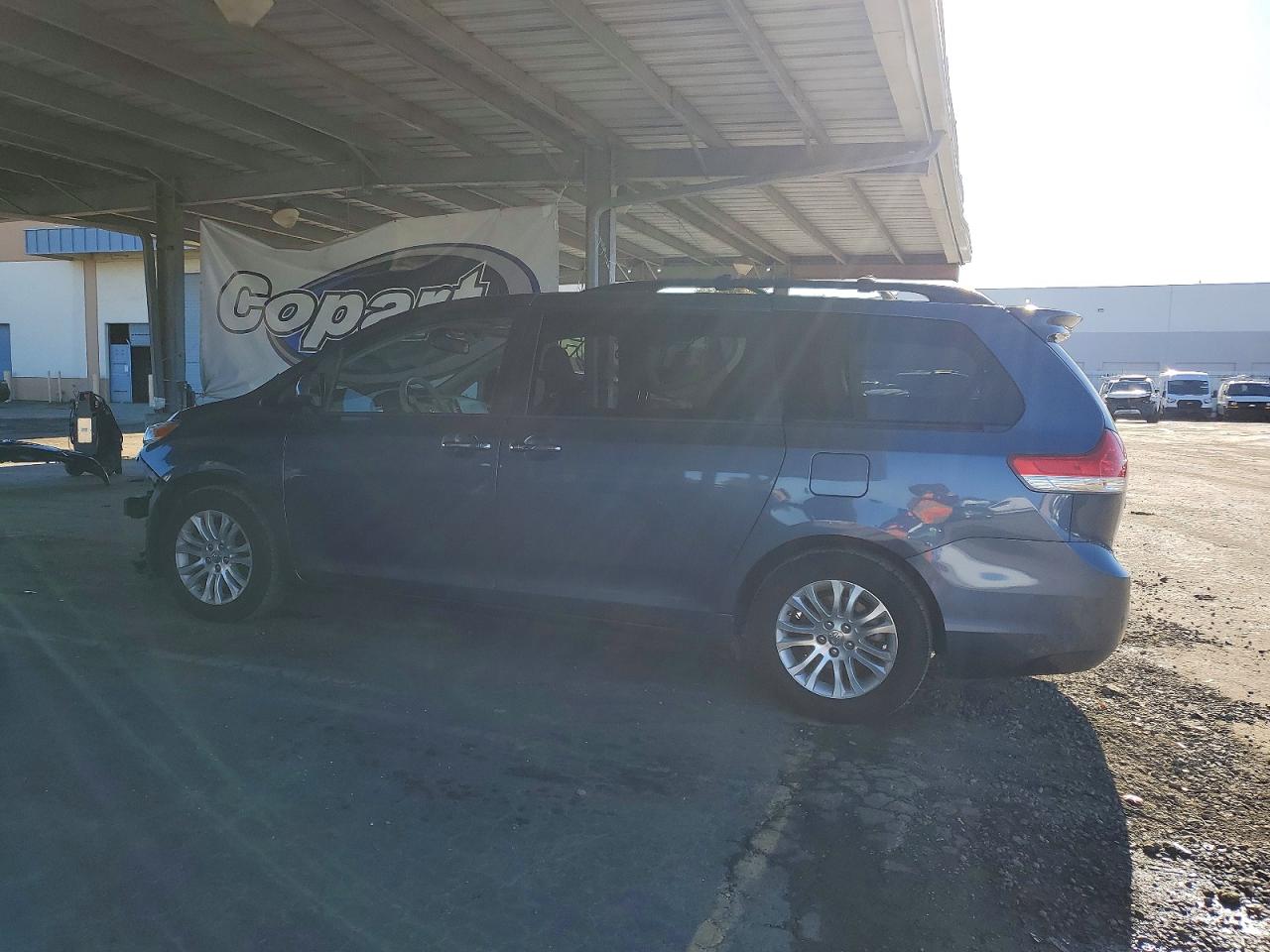 2013 TOYOTA SIENNA XLE photo 3