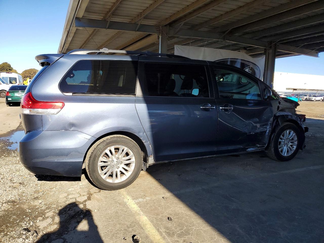 2013 TOYOTA SIENNA XLE photo 5
