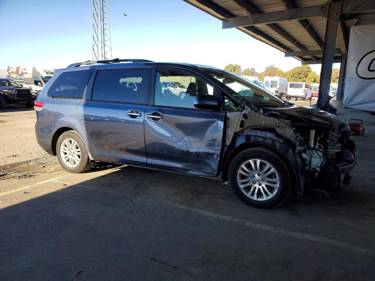 2013 TOYOTA SIENNA XLE photo 7