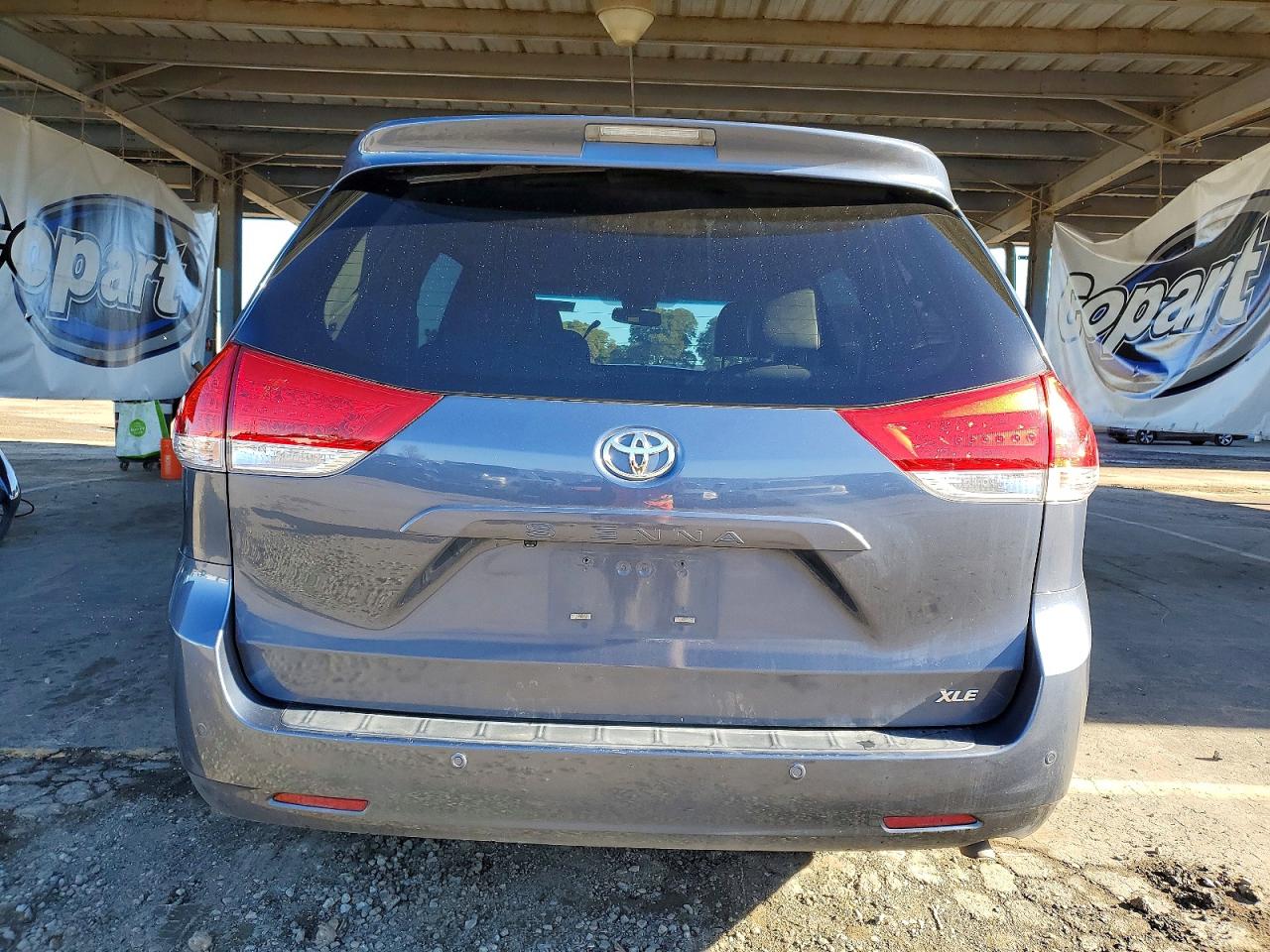 2013 TOYOTA SIENNA XLE photo 11