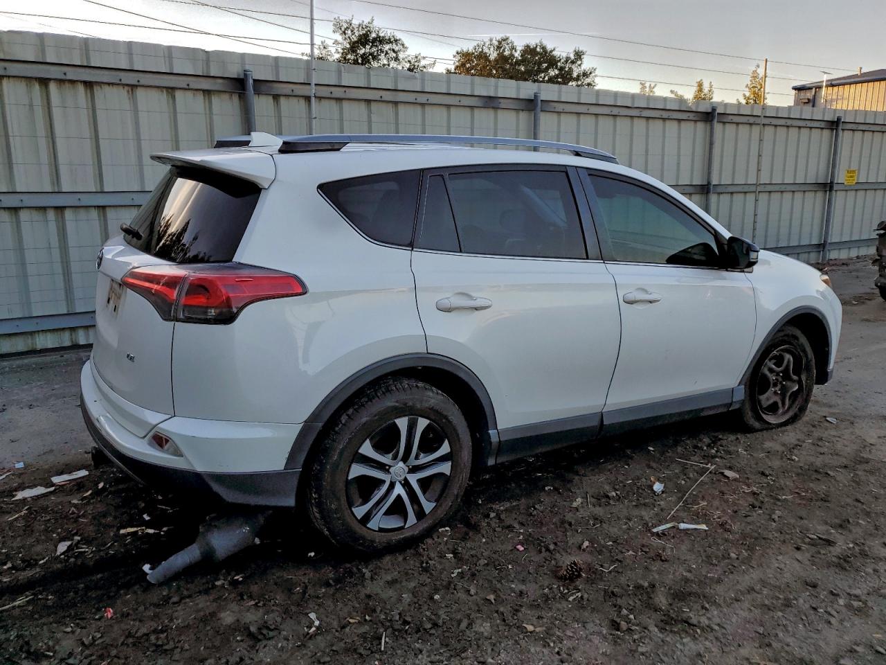2018 TOYOTA RAV4 LE photo 3