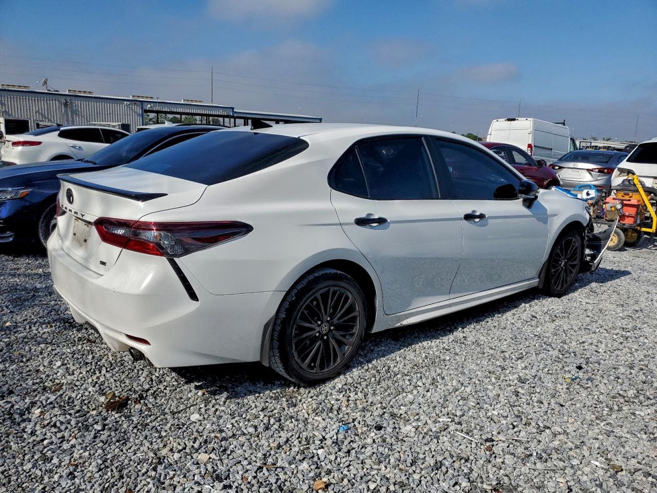 2022 TOYOTA CAMRY SE photo 3