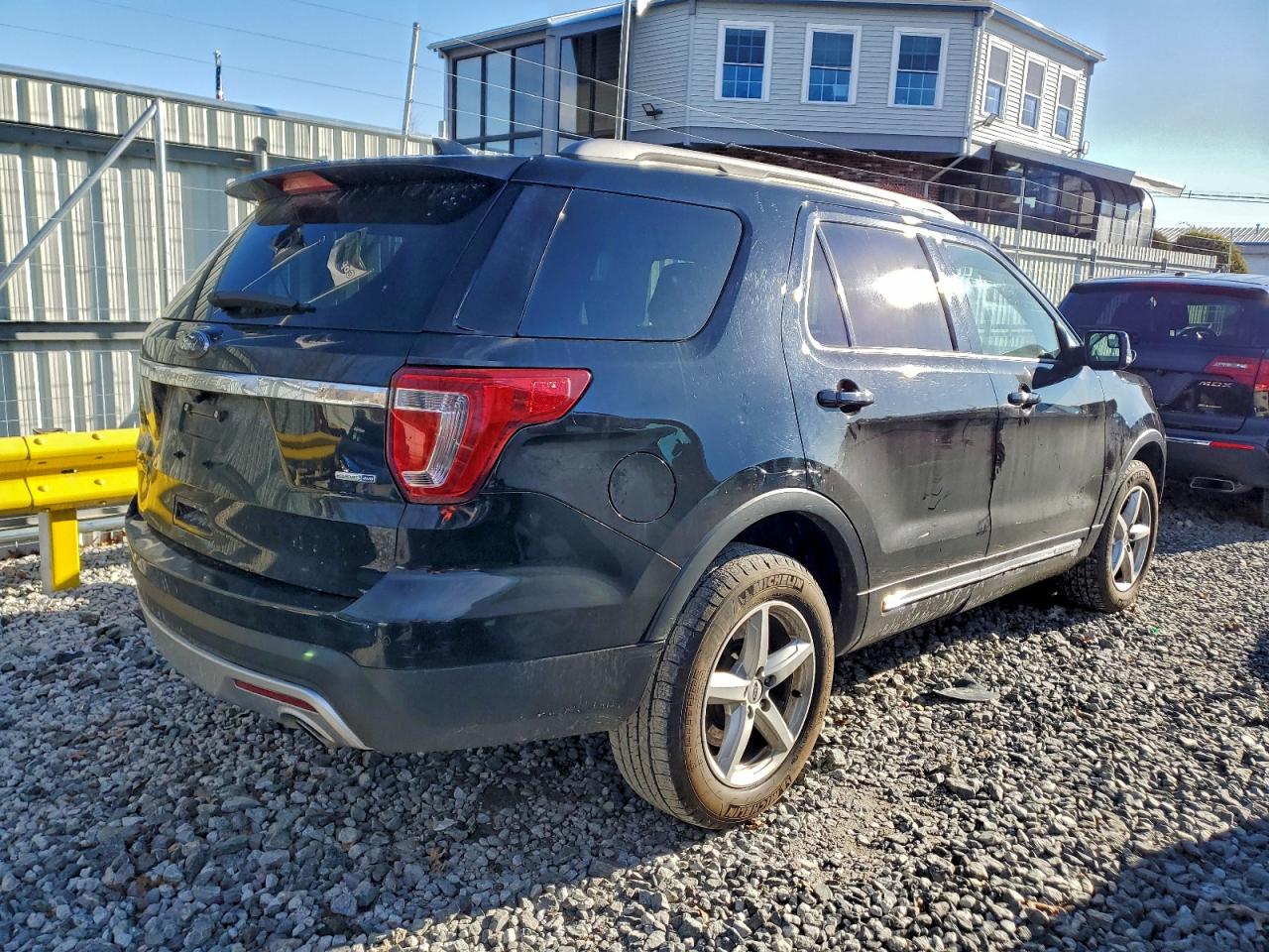 2017 FORD EXPLORER XLT photo 3