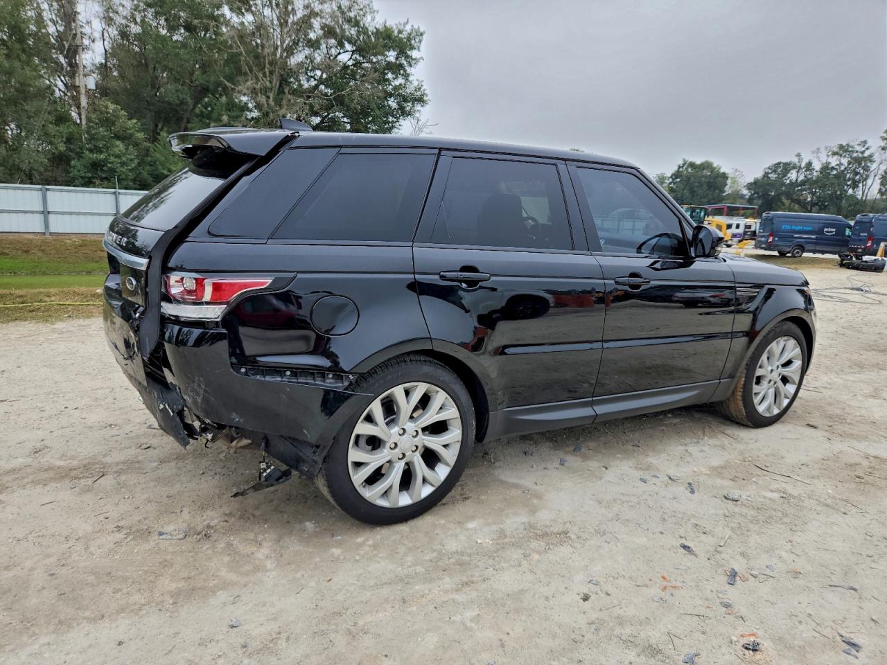 2017 LAND ROVER RANGE ROVER SPORT SE photo 3