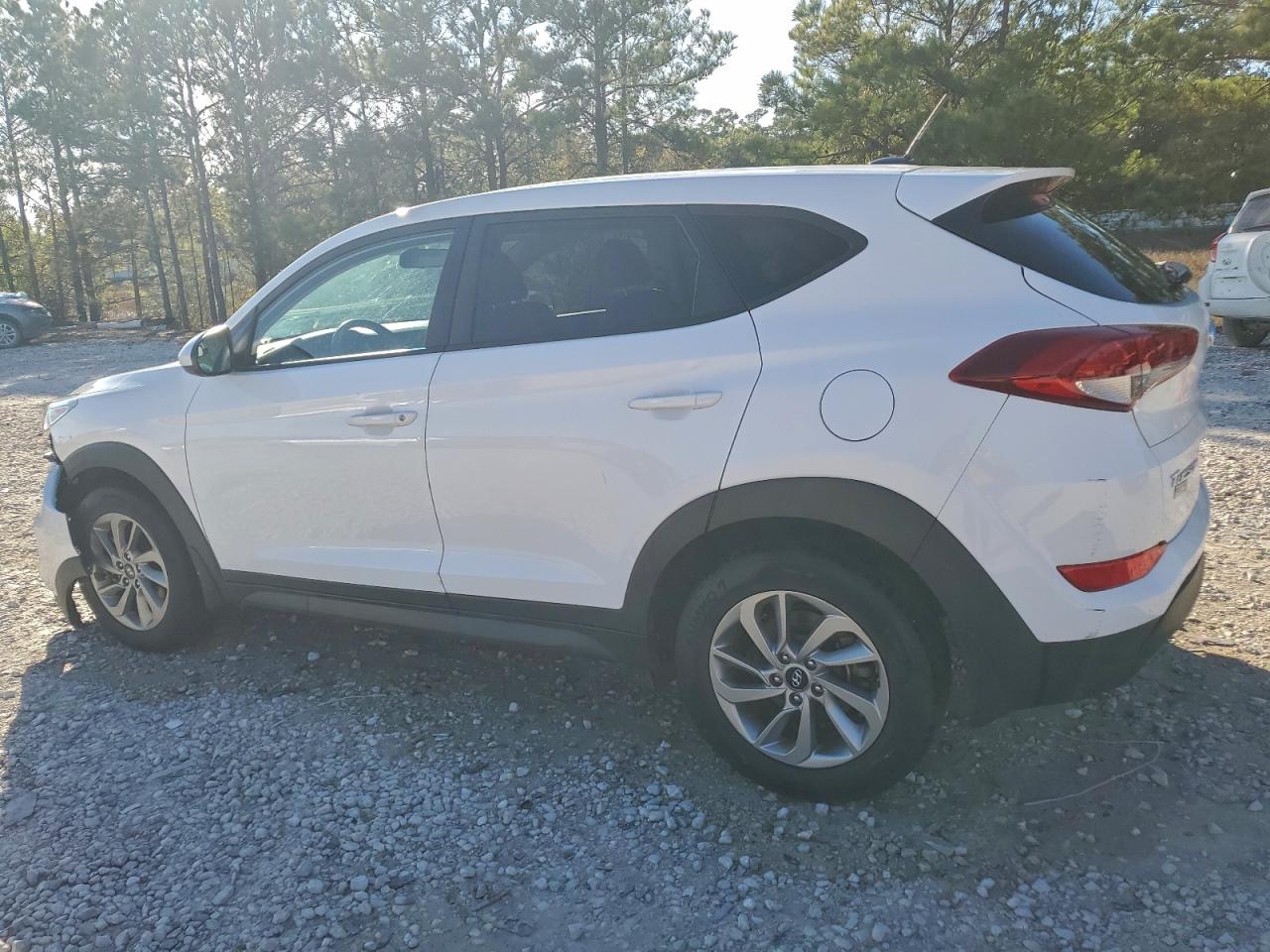 2017 HYUNDAI TUCSON SE photo 2