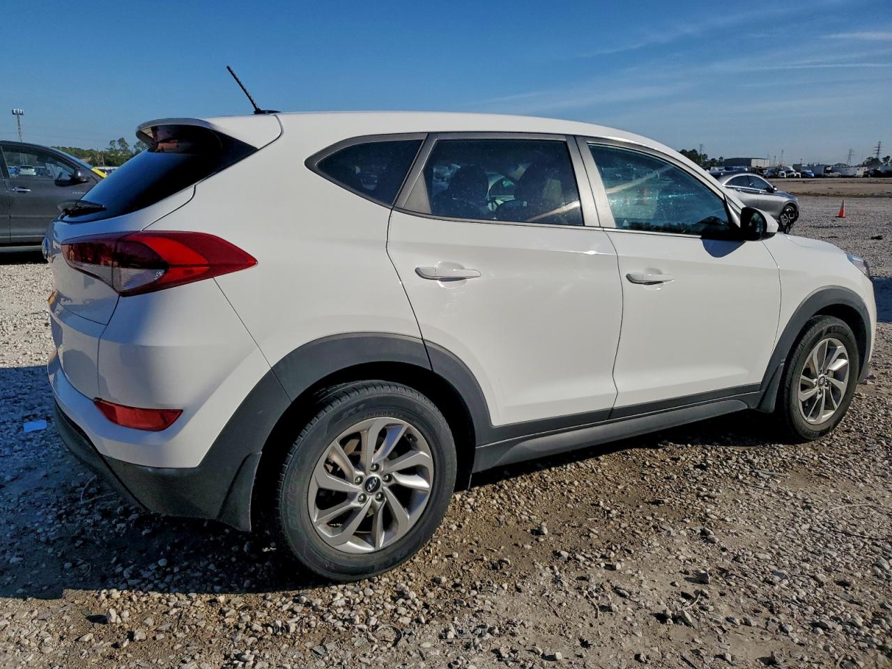 2017 HYUNDAI TUCSON SE photo 3