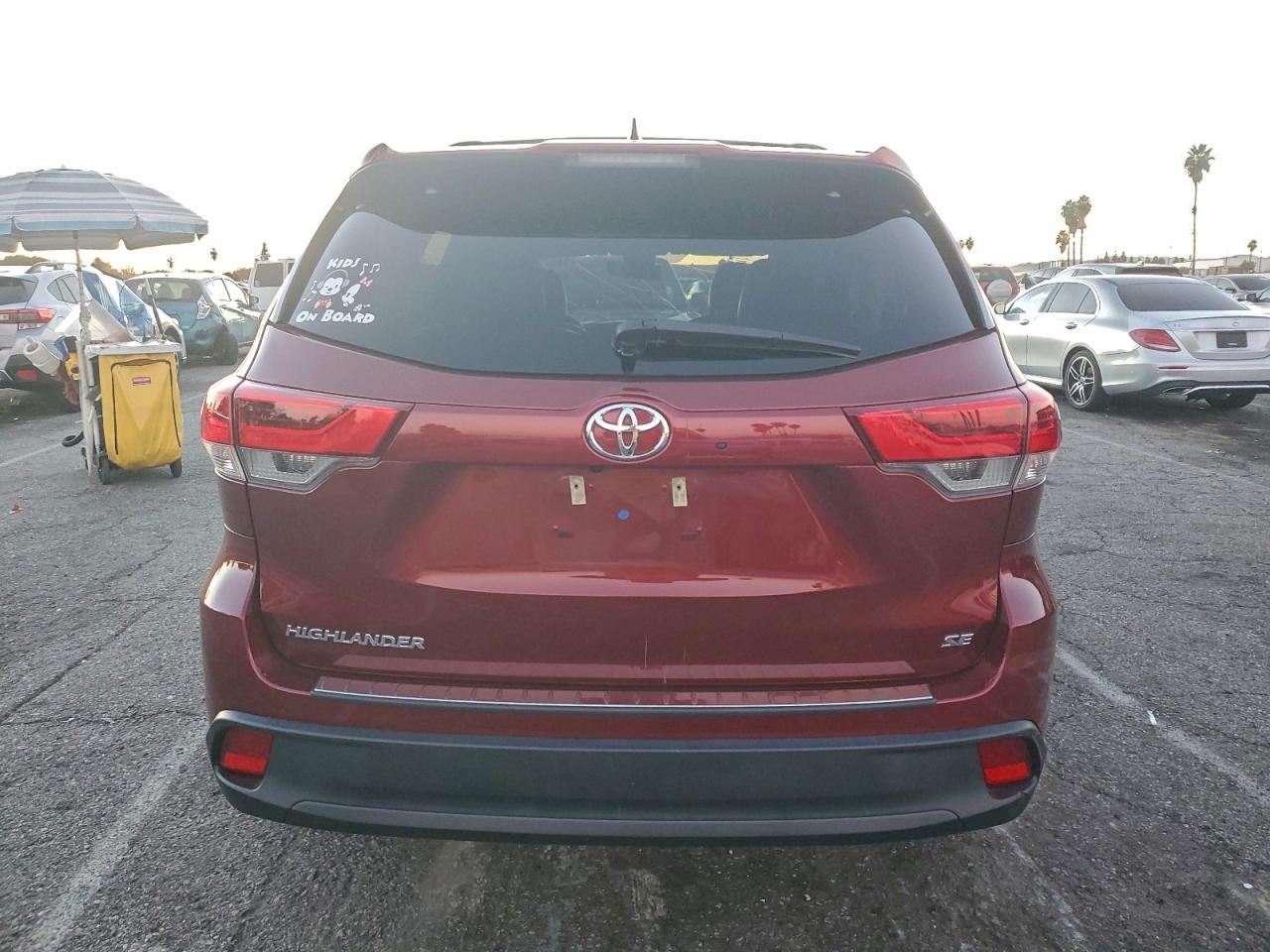 2018 TOYOTA HIGHLANDER SE photo 6