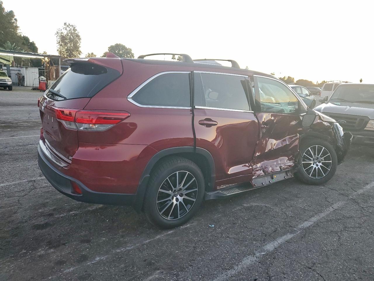 2018 TOYOTA HIGHLANDER SE photo 3