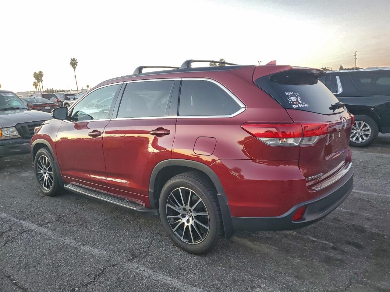 2018 TOYOTA HIGHLANDER SE photo 2